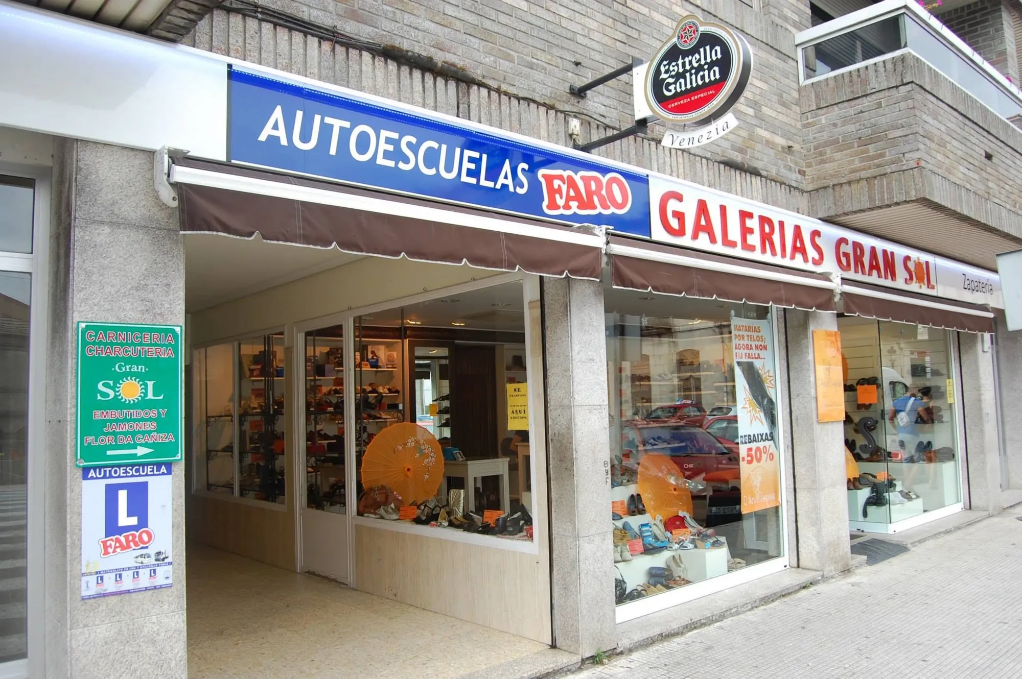 Local de Autoescuelas Faro en las galerías Gran Sol de A Cañiza, junto a otros comercios