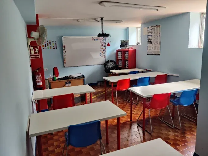 Aula de formación vial en Nigrán, con pizarra de señales de tráfico y mesas individuales