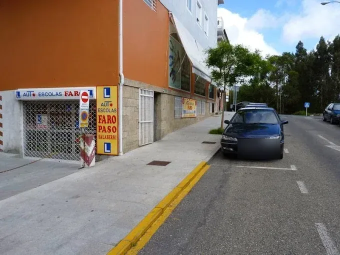 Local de Autoescuelas Faro en Nigrán, en una calle arbolada del centro