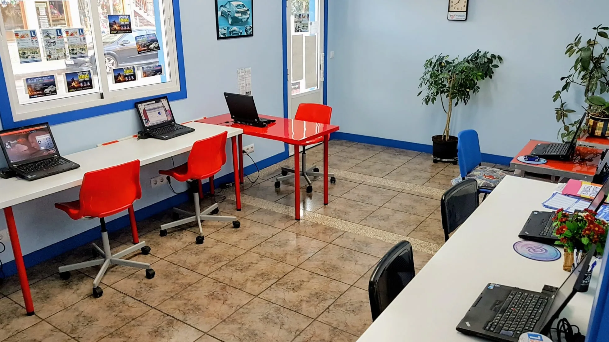 Sala de estudio de la sede de Panxón con puestos informáticos para preparar el test de la DGT