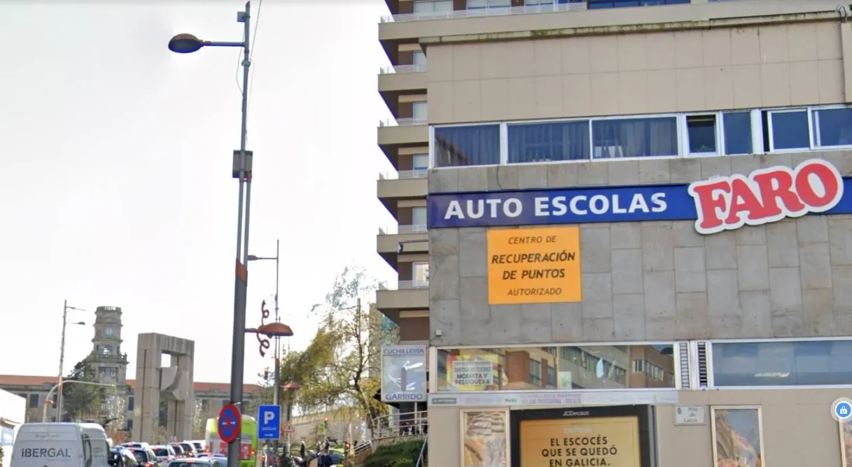 Fachada de Autoescuelas Faro en Plaza América, Vigo, con el rótulo de centro autorizado de recuperación de puntos