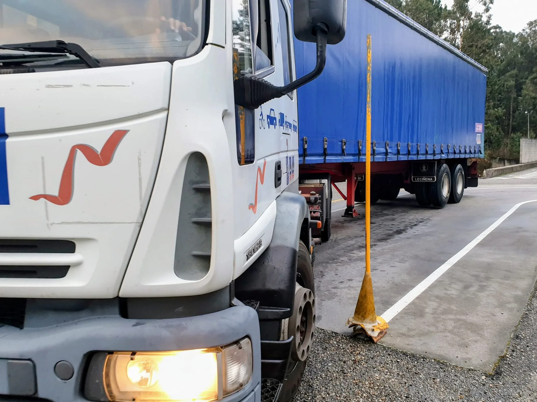 Vehículo de prácticas de Autoescuelas Faro para el permiso C+E en Vigo