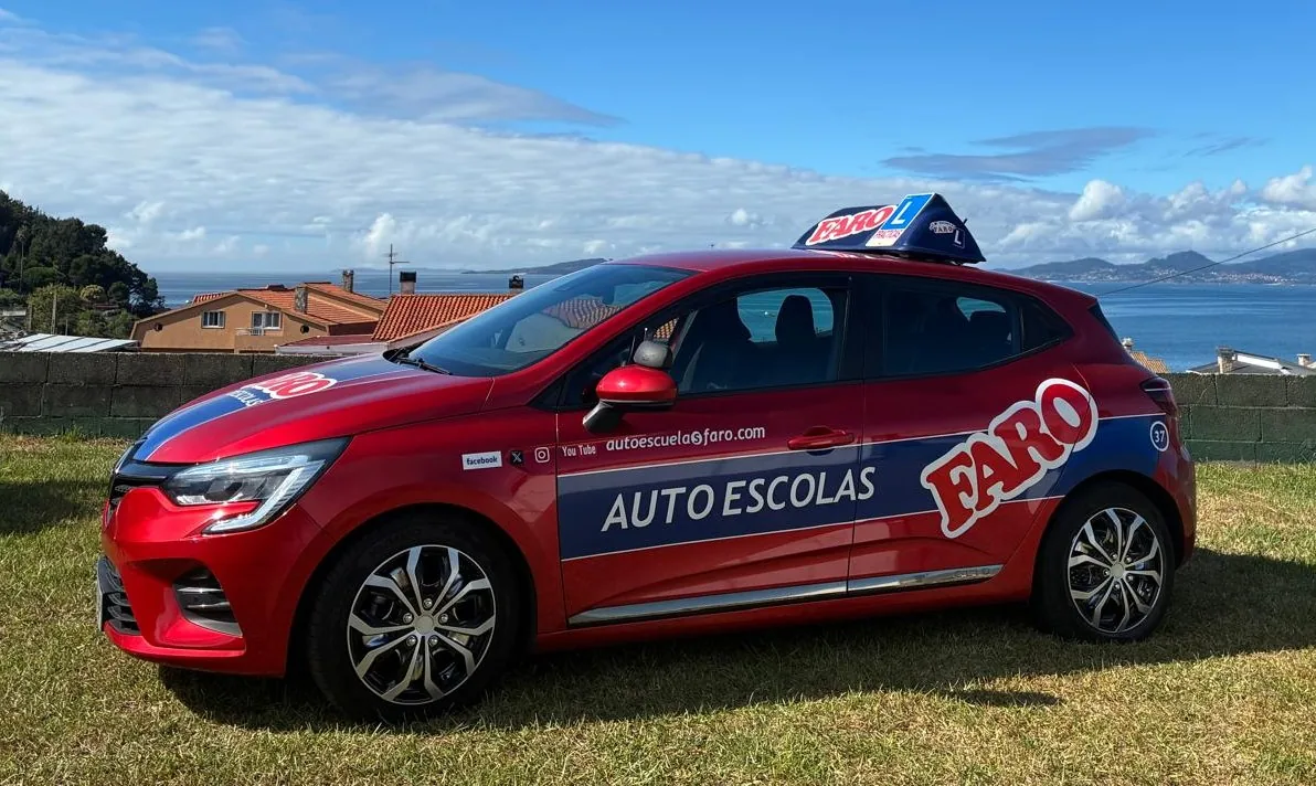Vehículo de prácticas de Autoescuelas Faro para el permiso B en Vigo