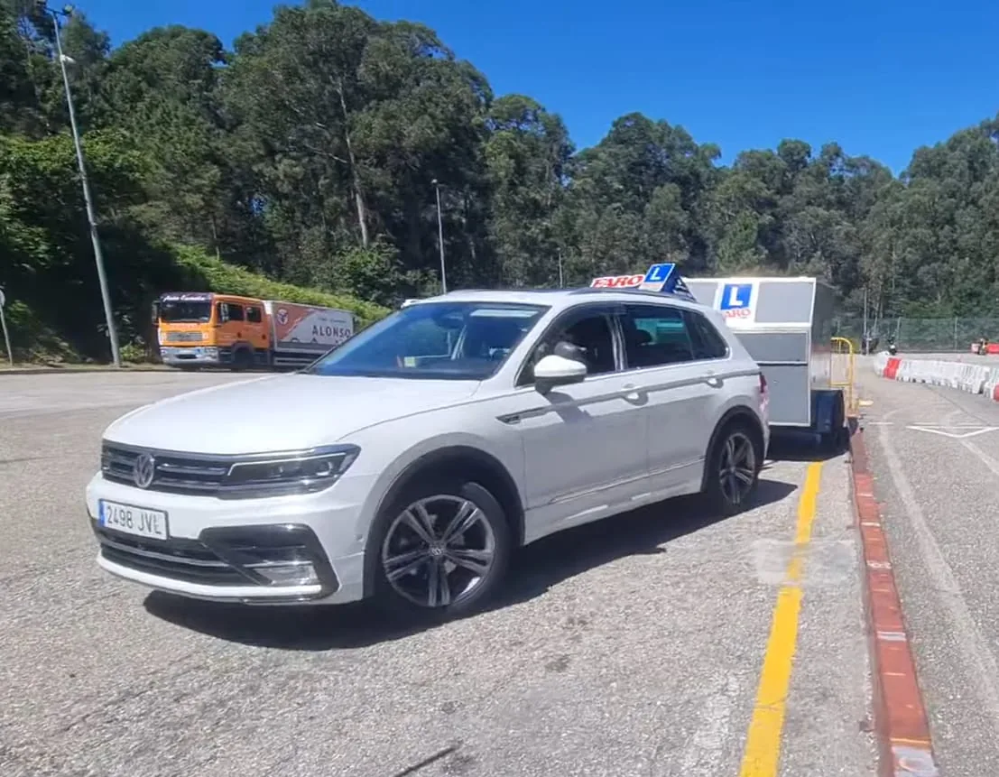 Vehículo de prácticas de Autoescuelas Faro para el permiso B96 en Vigo