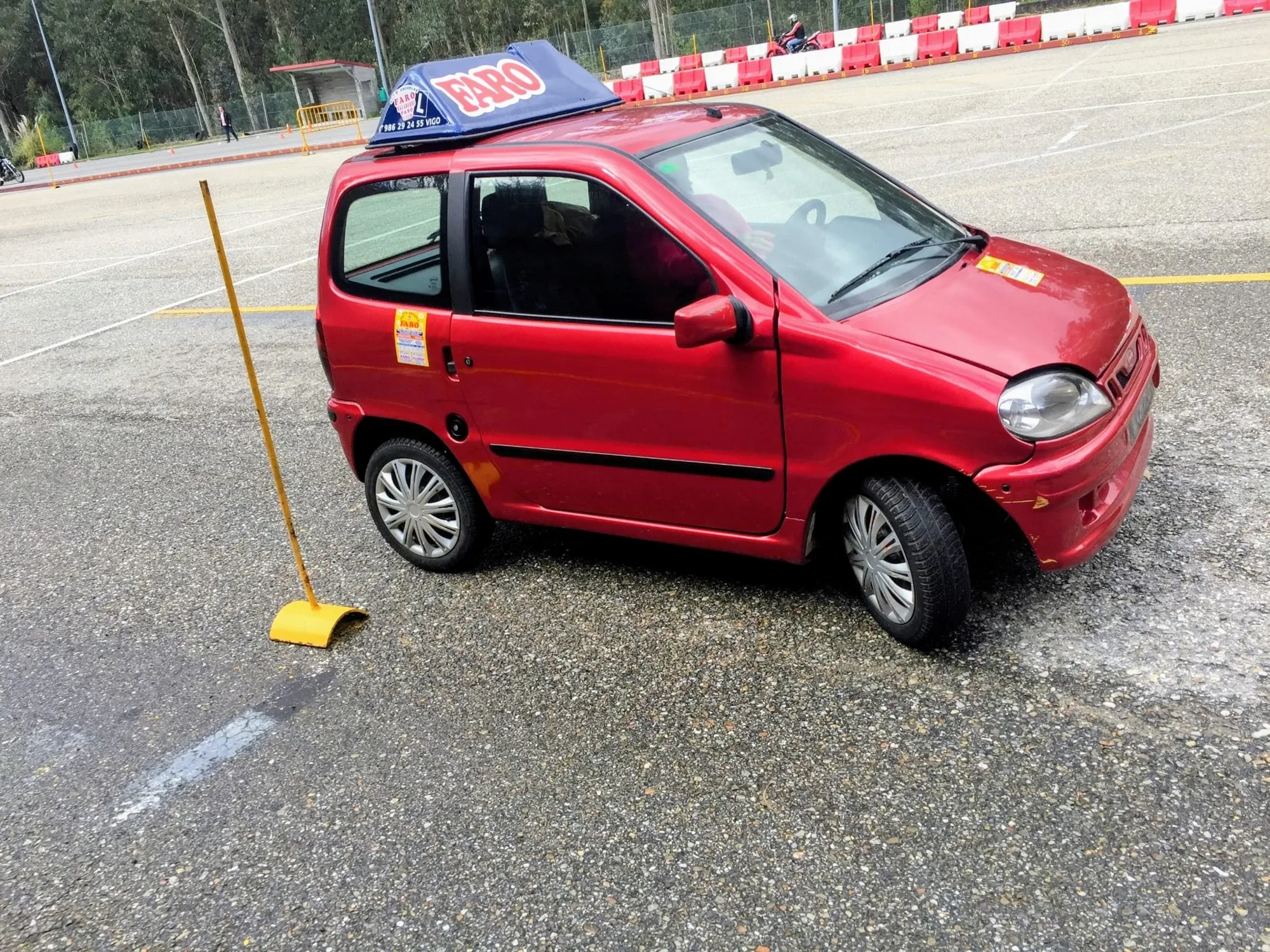 Vehículo de prácticas de Autoescuelas Faro para el permiso AML en Vigo