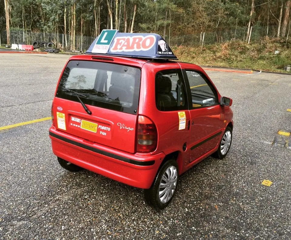 Cuadriciclo ligero rojo de prácticas de Autoescuelas Faro con placa L