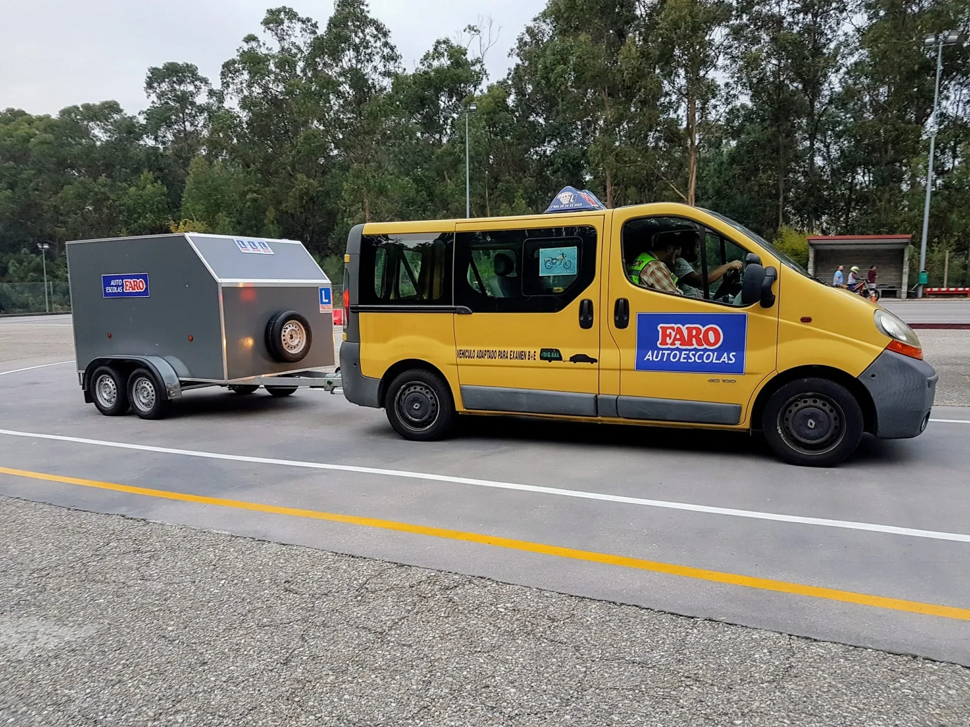 B+E: furgoneta + remolque. Prácticas con vehículo adaptado 🚐
